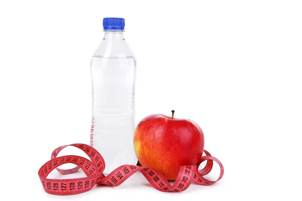 Яблоко с измерительной лентой и бутылкой воды — стоковое фото