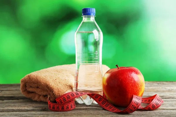 Manzana con cinta métrica y agua —  Fotos de Stock