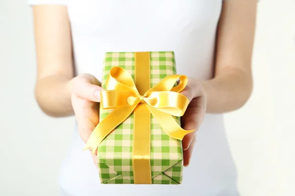 Ręce trzymające pudełko prezentów — Zdjęcie stockowe