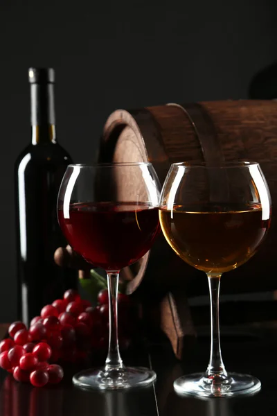 赤と白ワインのガラス瓶とバレルの — ストック写真