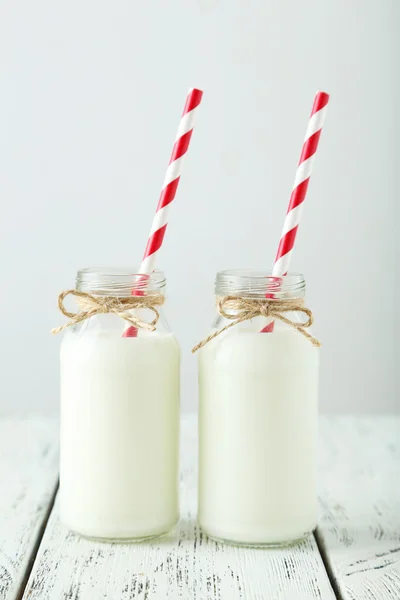 Dwie butelki mleka z pasiasty słomki — Zdjęcie stockowe