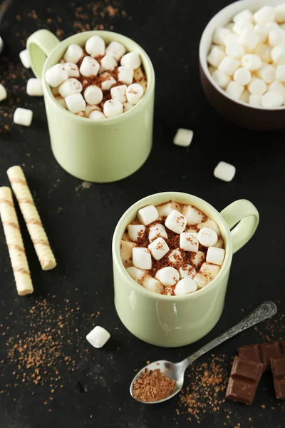 Чашка горячего шоколада с зефиром — стоковое фото