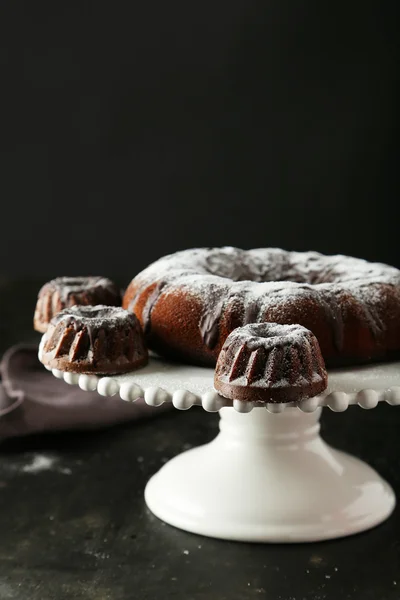 Gâteaux de lapin au chocolat sur le stand de gâteau — Photo