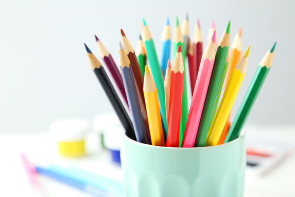 Цветные карандаши в чашке
