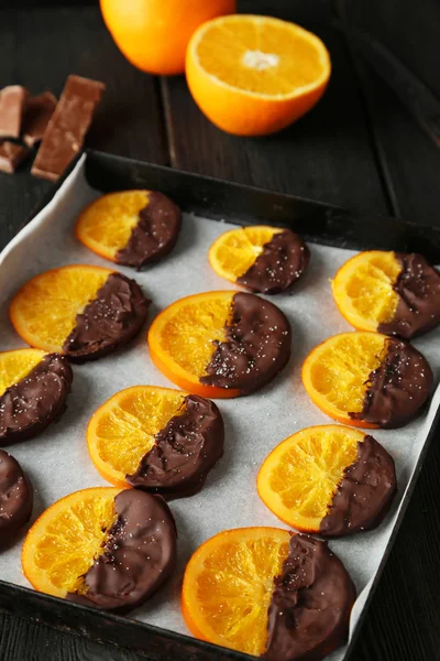 Вкусные ломтики шоколада с апельсиновым покрытием — стоковое фото