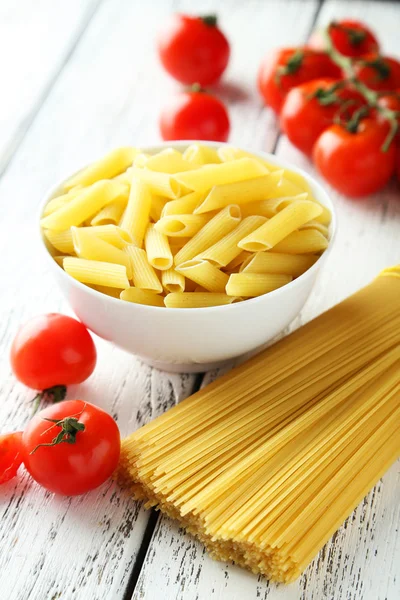 Spagetti, tál tészta, és a paradicsom — Stock Fotó