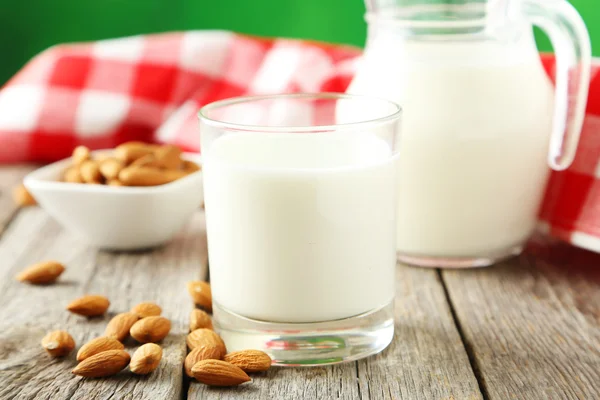 Vaso de leche con almendras — Foto de Stock