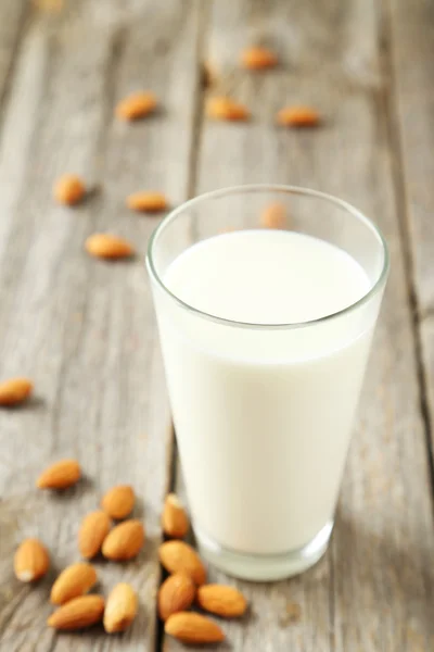 Vaso de leche con almendras — Foto de Stock