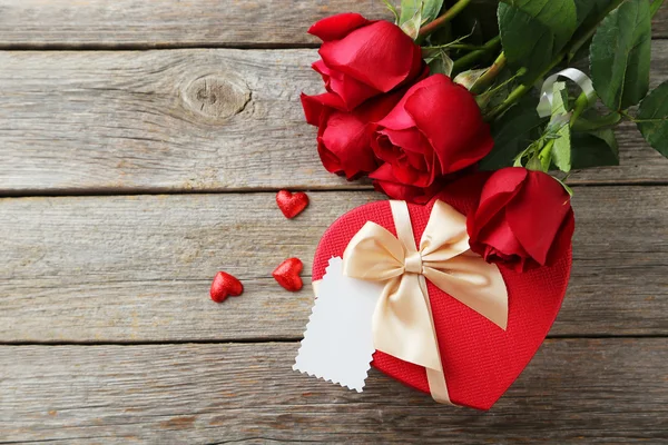 Beautiful heart gift box with roses — Stock Photo, Image