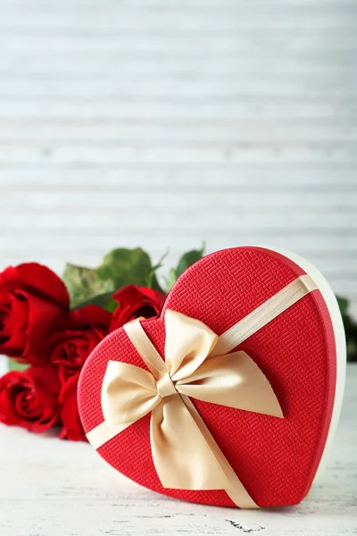 Hermosa caja de regalo corazón con rosas — Foto de Stock