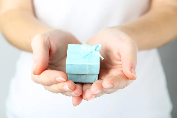 Female hands holding gift box — Stock Photo, Image