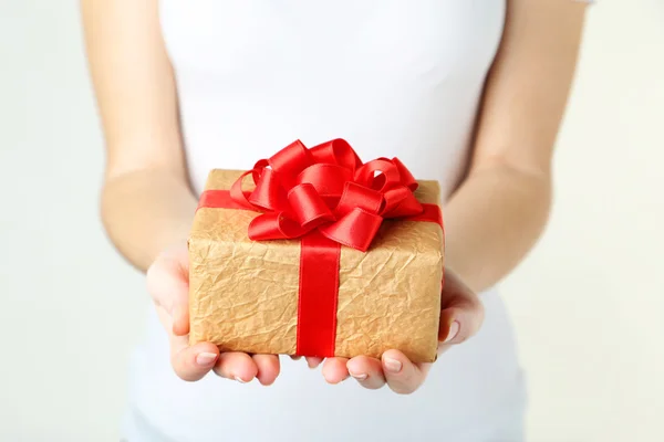 Manos femeninas sosteniendo caja de regalo —  Fotos de Stock