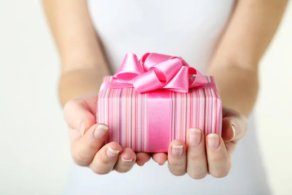 Les mains féminines tenant boîte cadeau — Photo