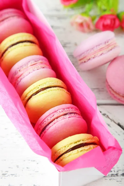 Fransız renkli macarons kutusunda — Stok fotoğraf