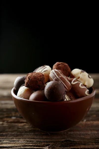Choklad godis i skål — Stockfoto