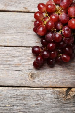 Ahşap arkaplanda üzümler