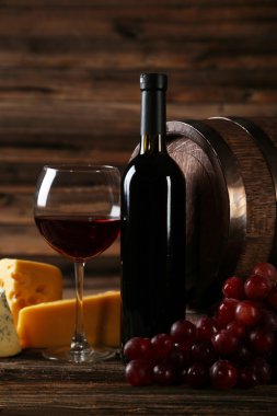 Bardak kırmızı şarap, peynir ve üzüm