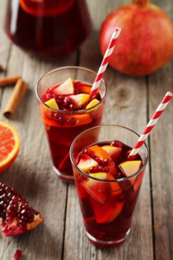 Sandria meyve ile bardak