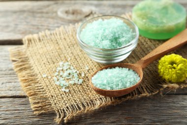 Deniz tuzu beyaz kase ve tahta kaşık