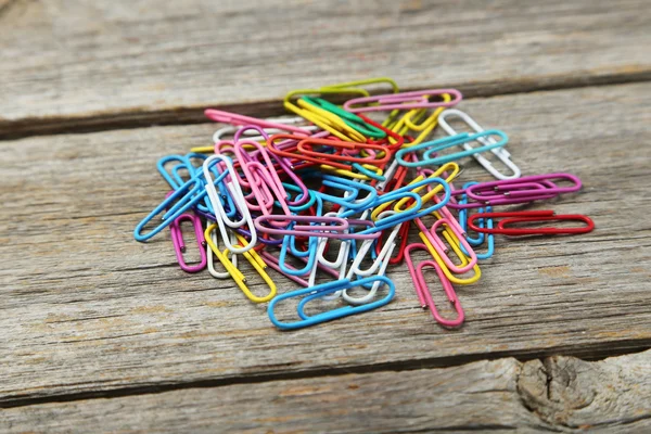 Bunte Büroklammern — Stockfoto