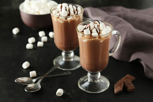 Gläser heiße Schokolade mit Marshmallows — Stockfoto