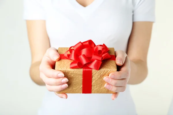 Ręce trzymające pudełko prezentów — Zdjęcie stockowe