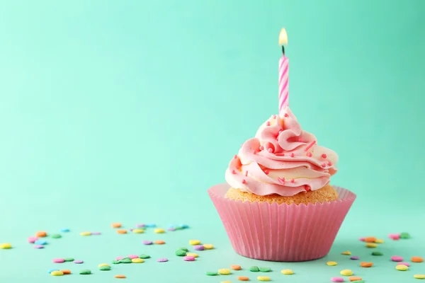 Gâteau savoureux avec bougie — Photo