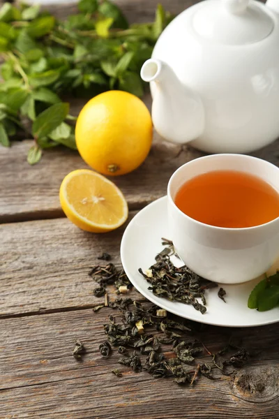 Tasse mit grünem Tee und Teekanne — Stockfoto