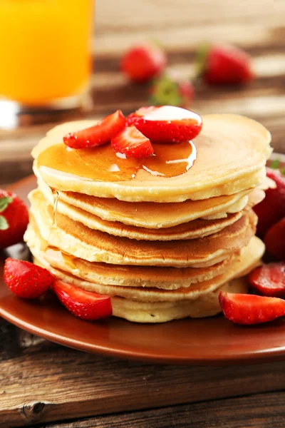 Heerlijke pannenkoeken met aardbei — Stockfoto