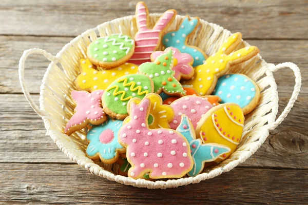 Цветные пасхальные печенья в корзине — стоковое фото