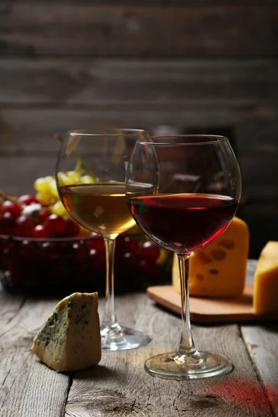 Copa de vino tinto y blanco, quesos y uvas —  Fotos de Stock