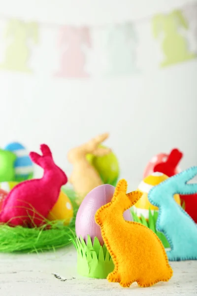 Conejos de Pascua hechos a mano y huevos de Pascua —  Fotos de Stock