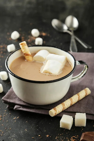 Чашка горячего шоколада с зефиром — стоковое фото