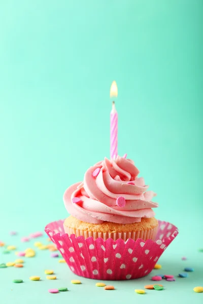 Gâteau savoureux avec bougie — Photo