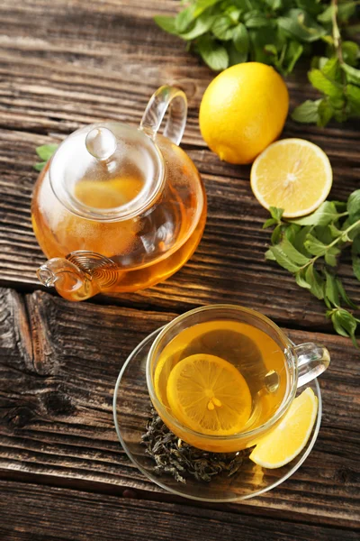 Taza con té verde y tetera — Foto de Stock