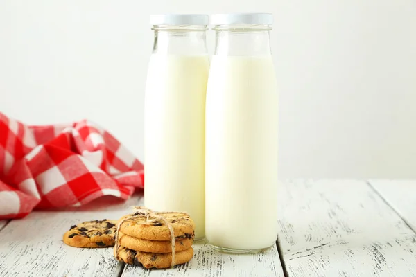 Dos botellas de leche y galletas — Foto de Stock