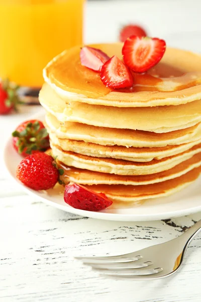 Deliciosos panqueques con fresa — Foto de Stock