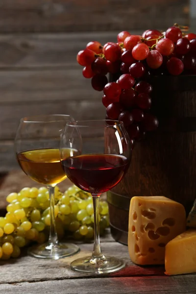 Glass of red and white wine, cheeses and grapes — Stock Photo, Image