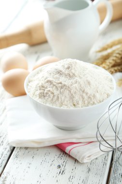 Buğday unu yumurta ve çırpma teli ile kase