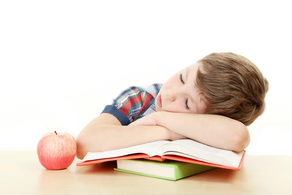 Prachtige kleine jongen slaap op boeken — Stockfoto