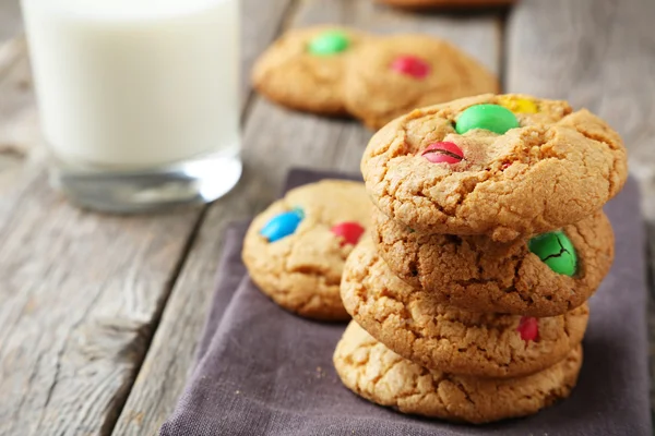 Bunte Bonbons und ein Glas Milch — Stockfoto