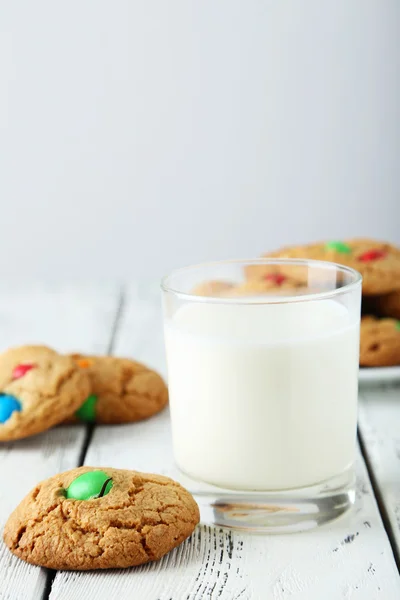 Caramelle colorate e vetro di latte — Foto Stock