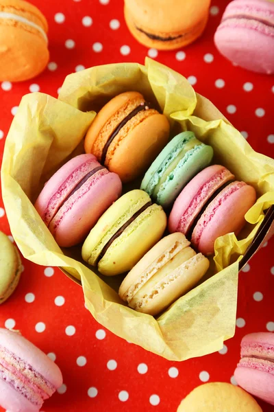 Macarons colorés français en boîte — Photo