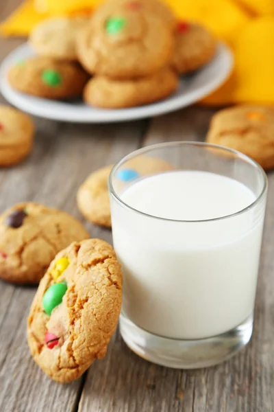 Caramelle colorate e vetro di latte — Foto Stock