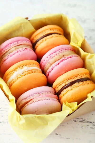 Macarons colorés français en boîte — Photo