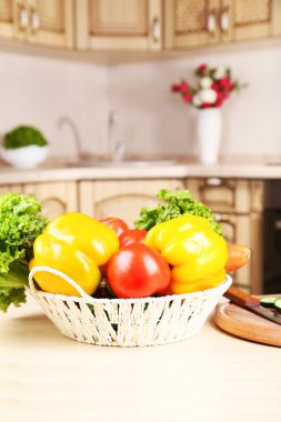 Taze sebzeler masada.