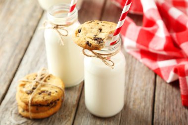 Süt payet ve çerezler ile şişe