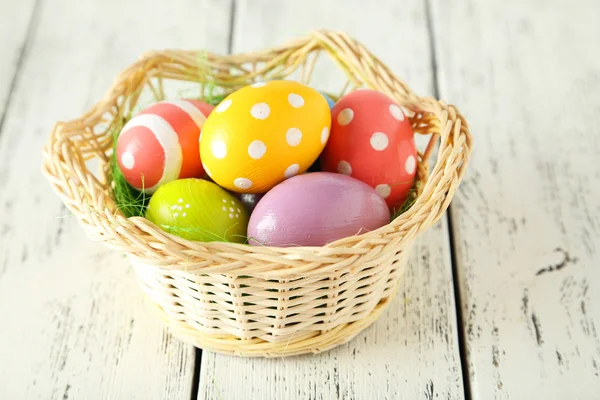 Œufs de Pâques dans le panier — Photo