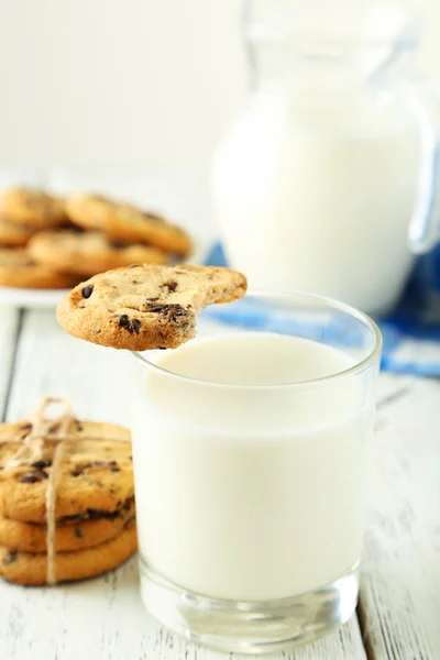 Bicchiere di latte con biscotti — Foto Stock