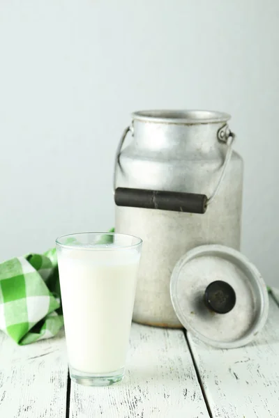 Lata y vaso de leche — Foto de Stock